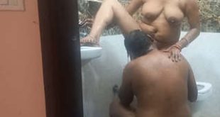 Mallu Nurse Enjoying Her Pussy Getting Licked By Her Neighbour Man In Bathroom